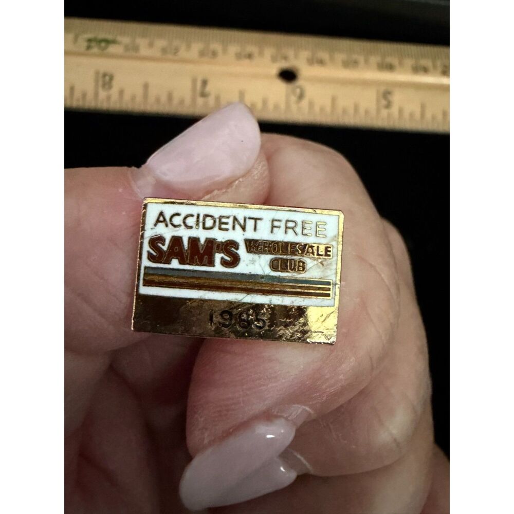 vtg Sam's Wholesale club accident free 1985 gold tone lapel pin